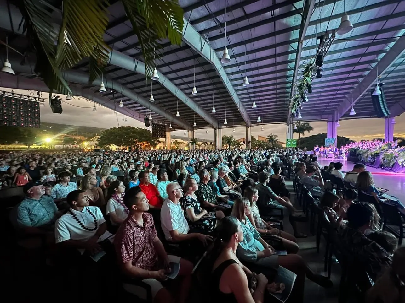 A large gathering at the Loren Cunningham memorial ceremony in Kona